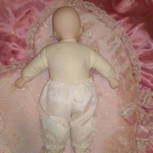 Sleeping Ceramic Baby Doll Dolly In Pink Gown Booties And Mittens Heart Pillow - Picture 6 of 8